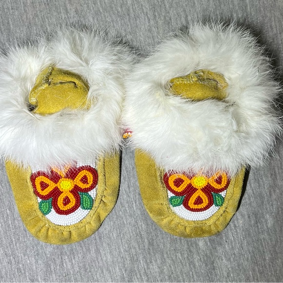 Rabbit fur and beaded floral moccasin - Picture 5 of 6